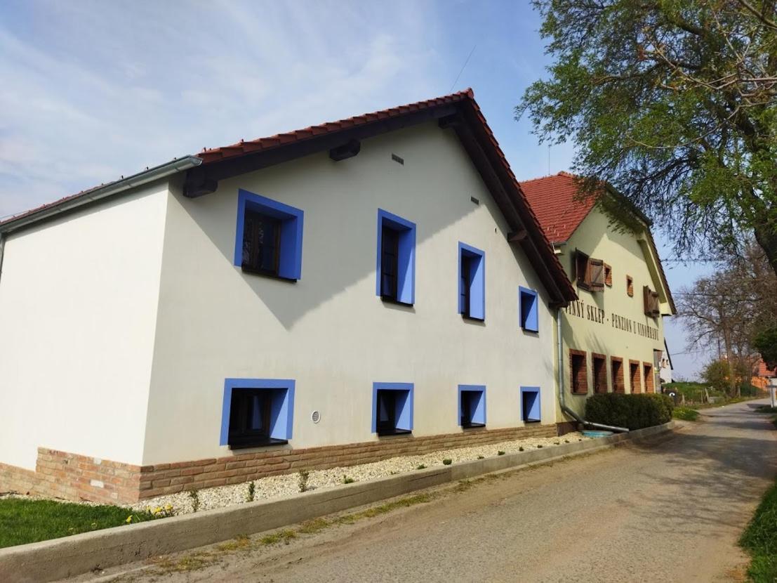 Vinny Sklep A Penzion U Vinohradu Velke Bilovice Bagian luar foto
