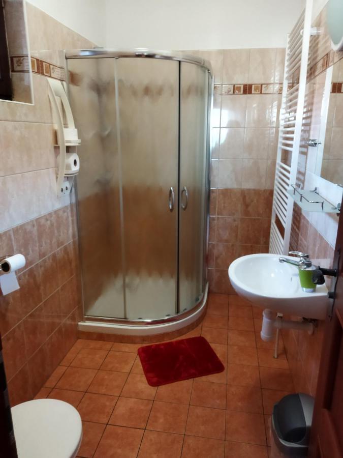 Vinny Sklep A Penzion U Vinohradu Velke Bilovice Bagian luar foto