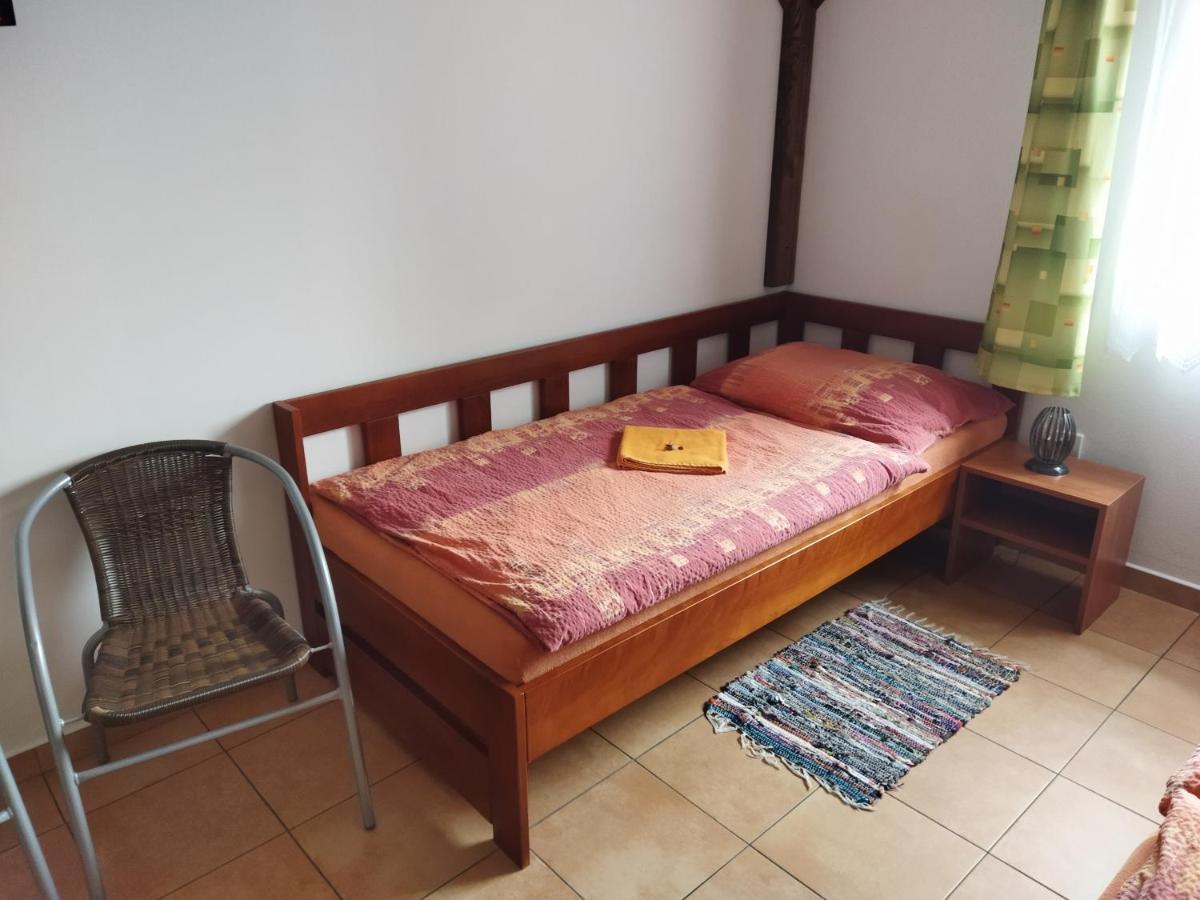 Vinny Sklep A Penzion U Vinohradu Velke Bilovice Bagian luar foto